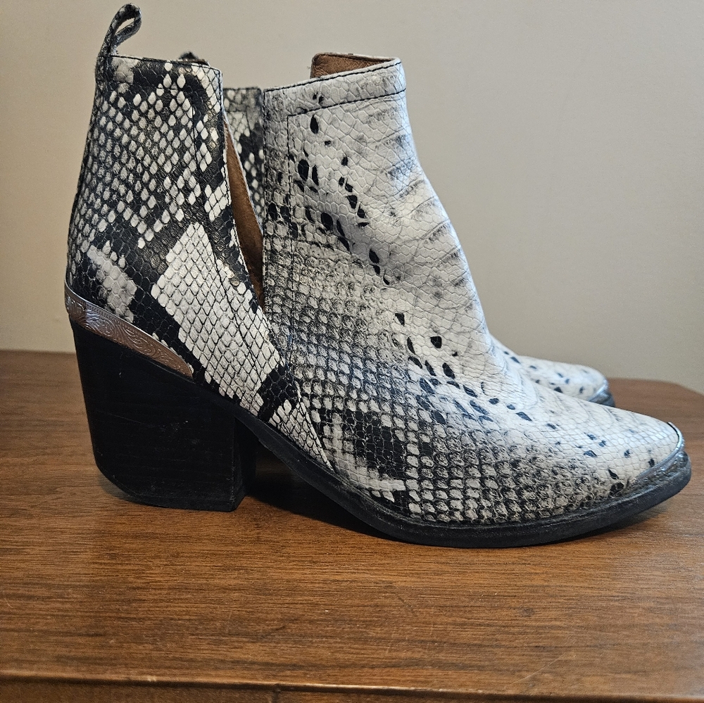 JEFFREY CAMPBELL CROMWELL CUTOUT BOOTIE WESTERN SILVER HARDWARE 8.5
